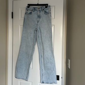 Abercrombie & Fitch The 90s Relaxed Jean Ultra High Rise (Size 29/8) in Light